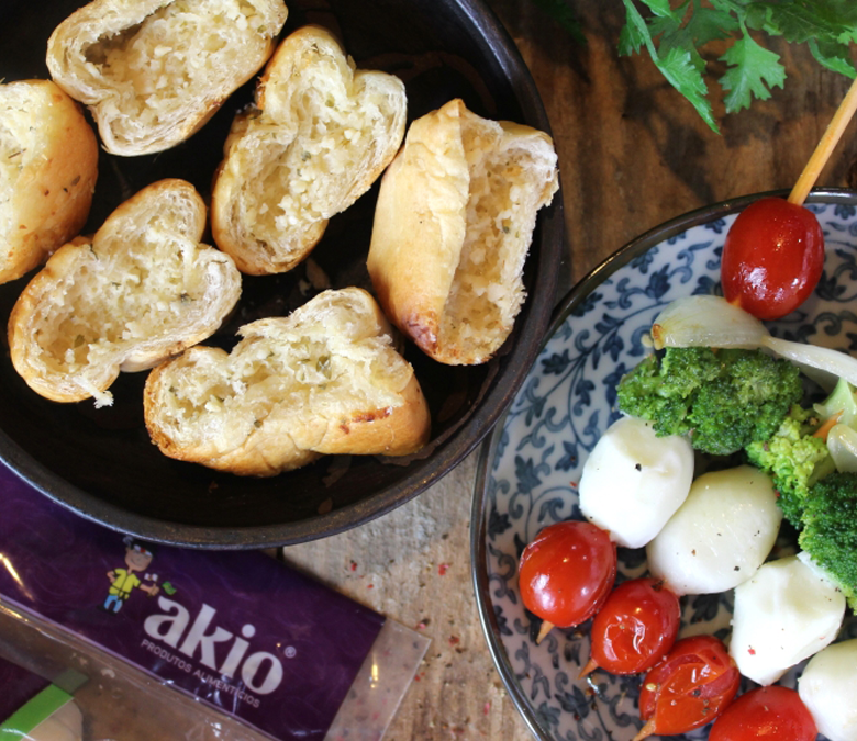 Espetinho de legumes com pão de alho Akio