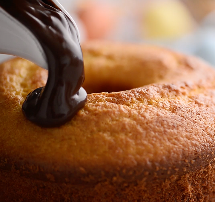 Bolo de cenoura com calda de chocolate