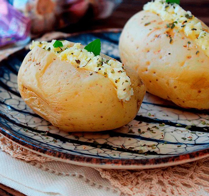 Batata recheada com queijo e alho Akio