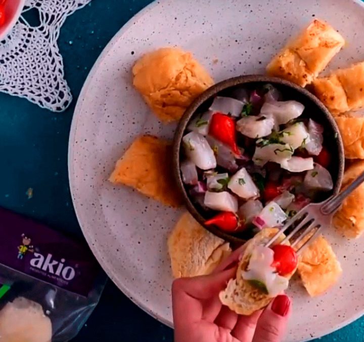 Ceviche com pão de alho Akio