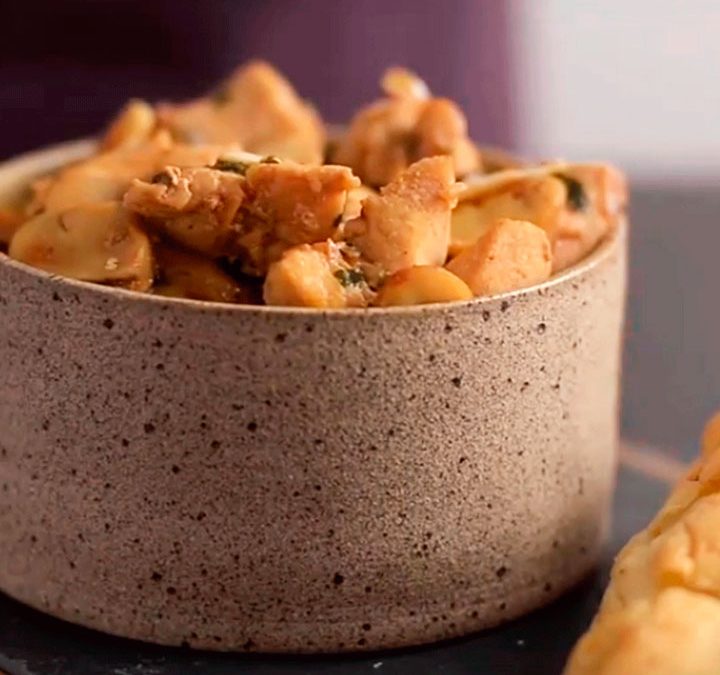 Cubinhos de frango na cerveja com pão de alho Akio