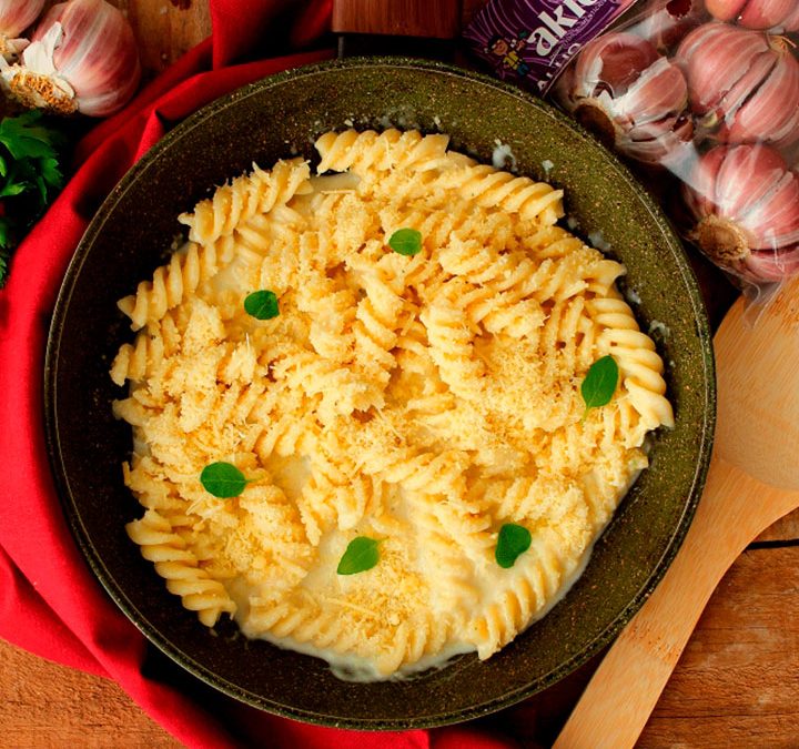 Fusilli com molho de queijo e alho Akio