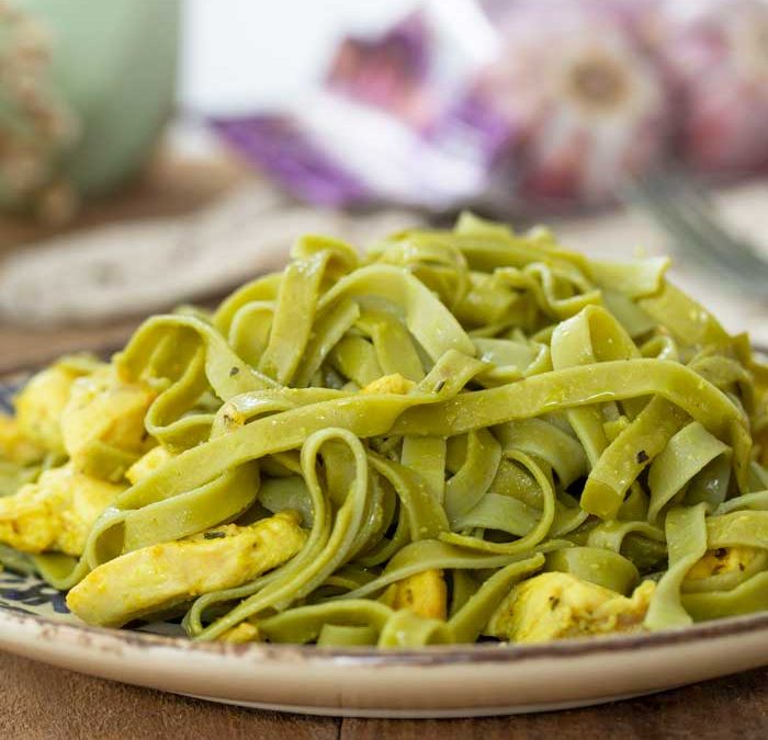 Talharim ao alho e óleo com cubos de frango