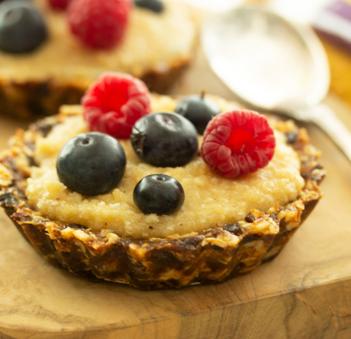 Torta de tapioca Akio com creme de coco e frutas vermelhas